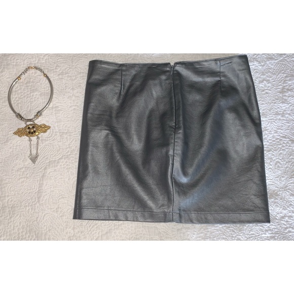 Gorgeous Leather Grey/Silver Skirt - Picture 2 of 4